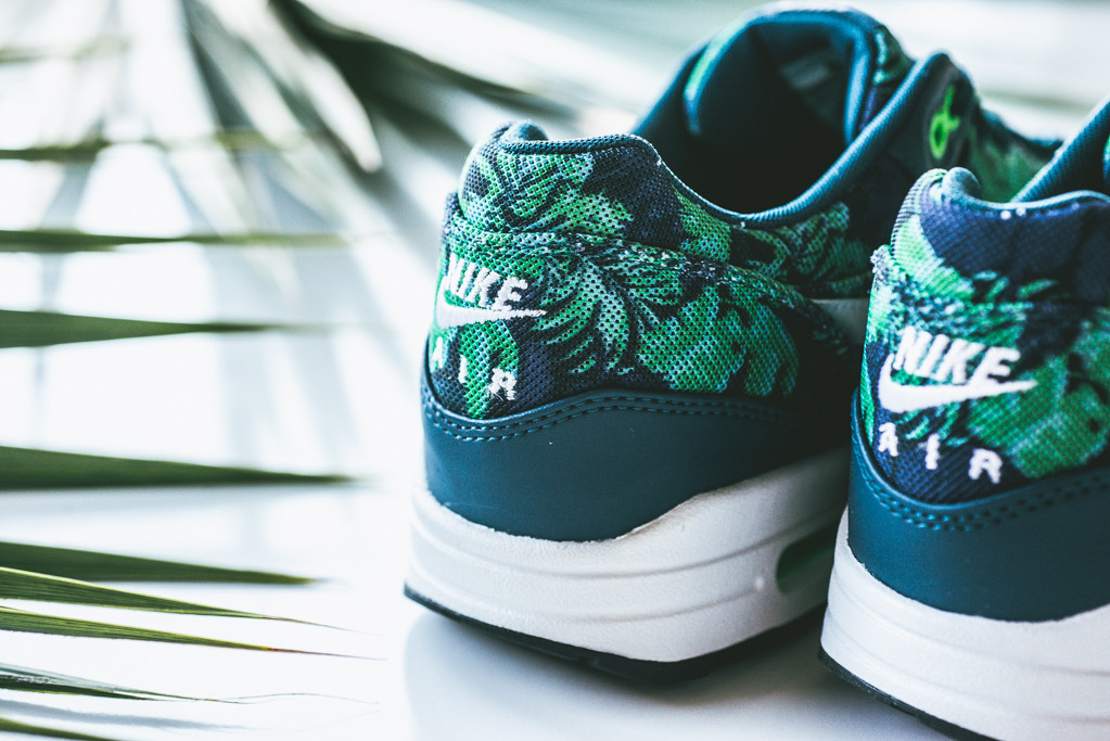 Nike schoenen bloemenprint top